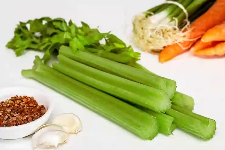 여름철 다이어트에 제격인 매콤한 팽이버섯 요리 레시피와 꿀팁 알아보기